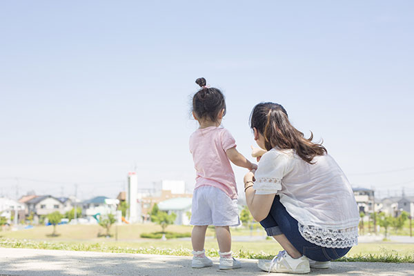 住宅地を眺める親子